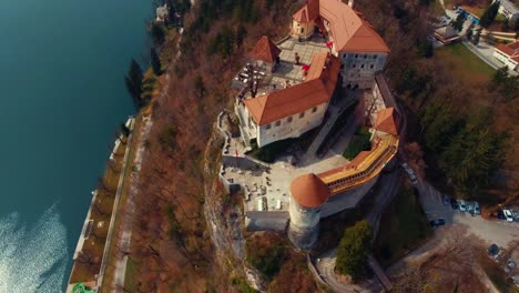 Drone-Girando-Hacia-La-Izquierda-Vista-Voladora-Del-Castillo-Del-Lago-Bled-En-El-Acantilado