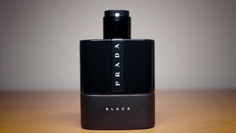 Prada-Parfümflasche-Auf-Einem-Tisch