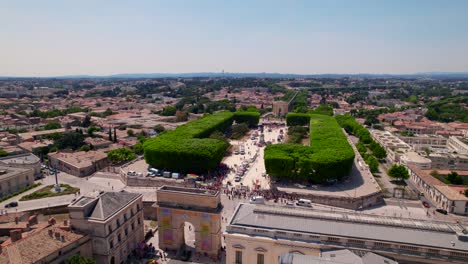 Vista-Aérea-Giratoria-Sobre-Los-Abarrotados-Jardines-De-Peyrou-Con-La-Demostración-Del-Inicio-De-La-Marcha-Del-Orgullo-Gay.