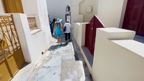 Oia-Santorini-Greece-Island-Travel-Tourist-Immersive-Walk,-Europe,-4K-|-Greek,-Aegean,-Sea,-Cliffside,-Ocean,-City,-Vacation,-Shopping,-White,-Marble,-Crowd,-Flowers,-Traveler,-People,-Narrow,-Path