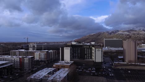 Salt-Lake-City,-Hoteles-En-El-Centro-De-Utah-Y-Nieve-En-Las-Colinas-Al-Atardecer