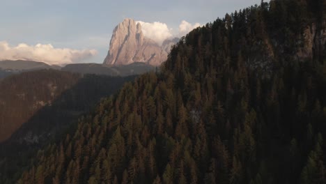 Malerische-4K-Luftaufnahmen,-Aufgenommen-Mit-Einer-DJI-Drohne-In-Den-Italienischen-Alpen,-Dolomiten