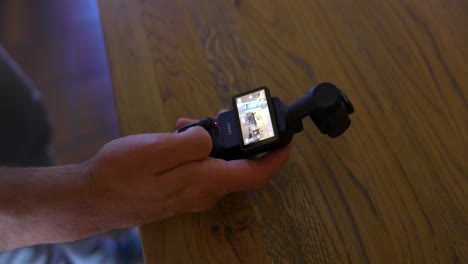 Nahaufnahme-Der-Aktiven-Stabilisierten-Tragbaren-Mobilen-Kamera-DJI-Osmo-Pocket-3-Mit-Aktiviertem-Touchscreen