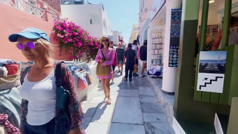 Oia-Santorini-Grecia-Isla-Viaje-Turístico-Paseo-Inmersivo,-Europa,-4k-|-Griego,-Egeo,-Mar,-Acantilado,-Océano,-Ciudad,-Vacaciones,-Compras,-Blanco,-Mármol,-Multitud,-Flores,-Viajero,-Gente,-Flor-Colorida