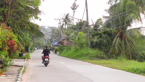 Imágenes-De-Una-Carretera-En-Koh-Phangan-Con-Tuk-Tuks,-Motos-Y-Palmeras.