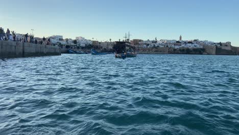 Barco-Rústico-Que-Sale-Del-Puerto-De-Rabat-Para-Cruzar-El-Río-Bou-Regreg.