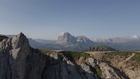 Excursionistas-Caminando-Por-La-Cresta-De-La-Montaña-Filmados-Con-Un-Dron-En-Seceda,-Alpes-Italianos,-Dolomitas.