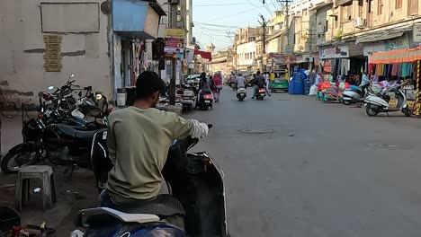 Disparo-En-Primera-Persona,-Muchos-Hombres-Andan-En-Bicicleta-En-La-Calle