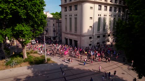 Vista-Aérea-Sobre-El-Desfile-Del-Orgullo-Gay-2023-En-Las-Calles-De-La-Ciudad