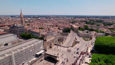 Multitud-Reunida-En-Las-Calles-Urbanas-De-Montpellier-Para-La-Vista-Giratoria-Aérea-Del-Orgullo-Gay-De-2023