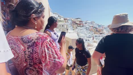 Oia-Santorini-Grecia-Isla-Viaje-Turístico-Paseo-Inmersivo,-Europa,-4k-|-Griego,-Egeo,-Mar,-Acantilado,-Océano,-Ciudad,-Vacaciones,-Compras,-Blanco,-Mármol,-Multitud,-Flores,-Viajero,-Gente,-Ocupado,-Almacenar