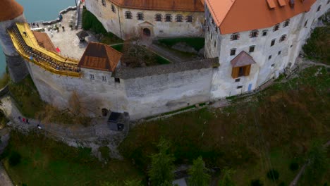 Drohne-Rückwärts-Absteigend,-Bewegter-Blick-Auf-Die-Insel-Und-Die-Burg-Des-Bleder-Sees