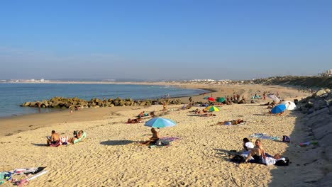 Portugal,-Peniche,-Playa-De-Arena-Praia-Da-Gamboa-En-Otoño-Con-Gente-Para-Tomar-El-Sol