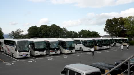 Reihen-Von-Reisebussen,-Die-Auf-Dem-Parkplatz-Kiyomizu-Zaka-Geparkt-Sind