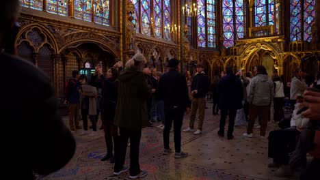 Gran-Grupo-De-Turistas-Admirando-El-Interior-De-La-Capilla-Principal-Dentro-De-La-Iglesia-Sainte-Chapelle-En-París,-Francia