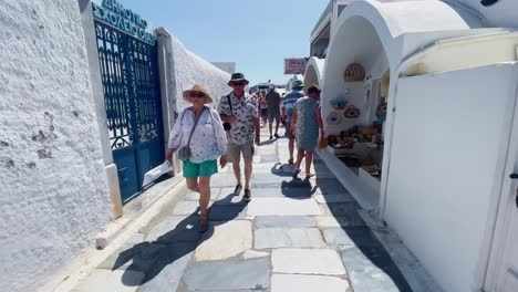 Oia-Santorini-Grecia-Isla-Viaje-Turístico-Paseo-Inmersivo,-Europa,-4k-|-Griego,-Egeo,-Mar,-Acantilado,-Océano,-Ciudad,-Vacaciones,-Compras,-Blanco,-Mármol,-Multitud,-Flores,-Viajero,-Gente,-Callejón,-Camino