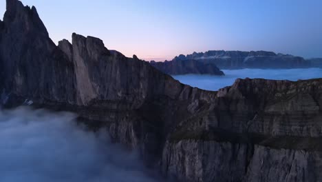 Sonnenaufgang-In-Den-Bergen-über-Wolken-Mit-Einer-Drohne-In-Den-Italienischen-Alpen,-Dolomiten,-Seceda-Gefilmt