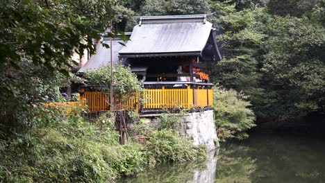 Kumataka-Schrein-Neben-Shin-Ike-Bei-Fushimi-Inari-Taisha,-Umgeben-Von-Waldbäumen