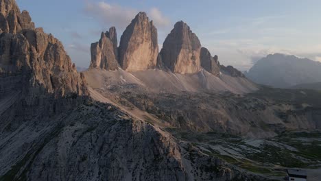 Malerische-4K-Luftaufnahmen,-Aufgenommen-Mit-Einer-DJI-Drohne-In-Den-Italienischen-Alpen,-Dolomiten