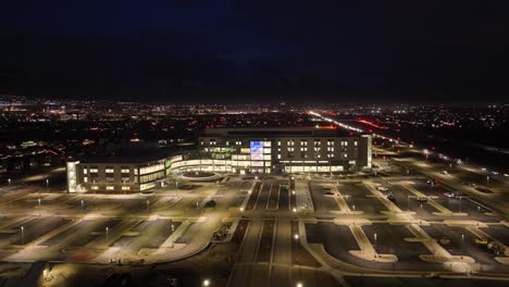 Hospital-Primario-De-Niños-En-Lehi,-Utah:-Revelación-Nocturna-Aérea-Ascendente