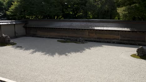 Jardín-De-Rocas-Zen-Meditativo-En-El-Templo-Ryoanji-En-Kioto