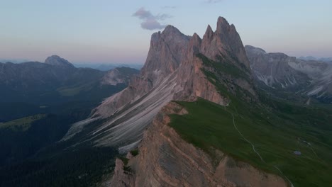 Antenas-Seceda-Filmadas-Con-Un-Dron-Durante-El-Amanecer-En-Los-Alpes-Italianos,-Dolomitas.