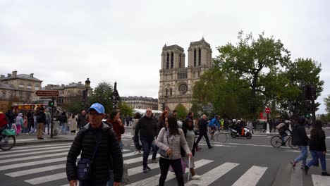 Establecer-En-Las-Concurridas-Calles-De-París-Junto-A-La-Catedral-De-Notre-Dame-En-Un-Día-Nublado-En-Los-Pasos-De-Cebra