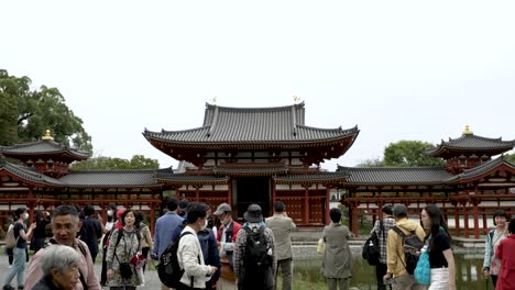 Touristen-Vor-Der-Phoenix-Halle-Im-Byodo-in-In-Uji-Beim-Fotografieren