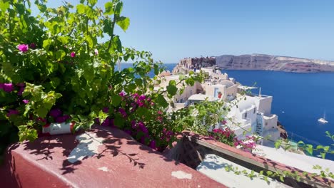 Oia-Santorini-Grecia-Isla-Viaje-Turístico-Paseo-Inmersivo,-Europa,-4k-|-Griego,-Egeo,-Mar,-Acantilado,-Océano,-Ciudad,-Vacaciones,-Compras,-Blanco,-Mármol,-Multitud,-Flores,-Viajero,-Gente,-Escénico