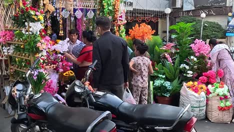 POV-Fotografió-A-Muchas-Personas-Mirando-Flores-En-Una-Floristería