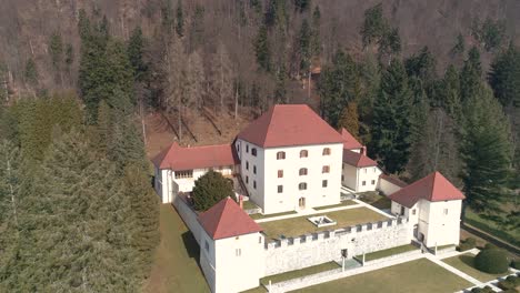 Vista-Frontal-De-Drones-Voladores-Del-Castillo-Strmol,-Eslovenia