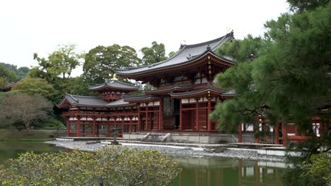 Phoenix-Hall-En-Byodo-in-En-Un-Entorno-De-Jardín-Zen