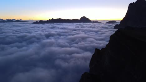 Antenas-Panorámicas-De-4k-Tomadas-En-Un-Dron-Desde-Arriba-De-Las-Nubes-En-Los-Alpes-Italianos,-Dolomitas