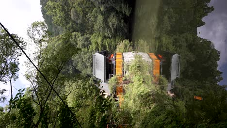 Kumataka-Schrein-Neben-Dem-Echidogaike-Teich-Bei-Fushimi-Inari-Taisha,-Umgeben-Von-Waldbäumen