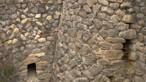 Dentro-Del-Nuraghe-Barumini-En-Cerdeña,-Italia,-Tiro-Inclinado-En-Este-Antiguo-Y-Misterioso-Edificio.