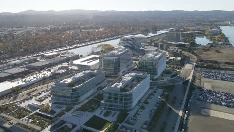 Un-Vídeo-De-Drones-De-360°-Que-Muestra-El-Amplio-Campus-De-Los-Laboratorios-De-Meta-Realidad,-Frente-Al-Mar-Como-Telón-De-Fondo-Con-Una-Vista-Panorámica