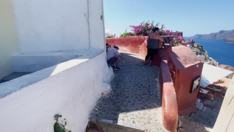 Oia-Santorini-Grecia-Isla-Viaje-Turístico-Paseo-Inmersivo,-Europa,-4k-|-Griego,-Egeo,-Mar,-Acantilado,-Océano,-Ciudad,-Vacaciones,-Compras,-Blanco,-Mármol,-Multitud,-Flores,-Viajero,-Gente,-Mercado,-Camino