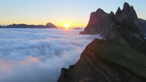 Baño-De-Sol-Filmado-En-Seceda-Con-Drones-En-Los-Alpes-Italianos,-Dolomitas-Desde-Arriba-De-Las-Nubes.