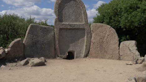 Tiro-Rápido-Inclinado-Sobre-Las-Tumbas-Gigantes-En-Cerdeña.