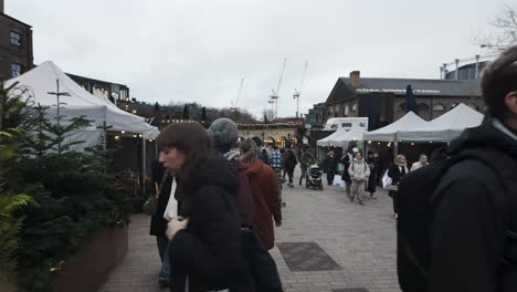 POV-Caminando-Por-Los-Puestos-Del-Mercado-Local-En-El-Patio-De-Lanzamientos-De-Carbón-En-Kings-Cross-Durante-La-Temporada-Festiva-De-Navidad-En-Un-Día-Nublado