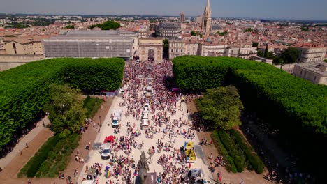 Gente-Celebrando-El-Orgullo-Gay-En-Los-Jardines-De-Peyrou-En-Vista-Aérea-De-Montpellier