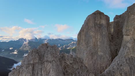 Antenas-Panorámicas-De-4k-Filmadas-Con-Drones-Dji-En-Los-Alpes-Italianos,-Dolomitas