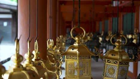 Filas-De-Faroles-Japoneses-Dorados-Colgantes-En-El-Santuario-Kasuga-taisha