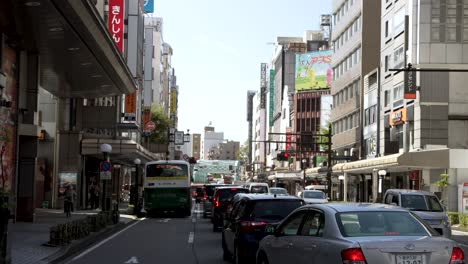 Línea-De-Tráfico-Detenido-A-Lo-Largo-De-La-Avenida-Hyakumangoku-Dori-En-Dirección-Al-Puente-Saigawa-Ohashi-En-Kanazawa