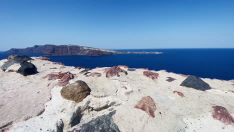 Oia-Santorini-Grecia-Isla-Viaje-Turístico-Paseo-Inmersivo,-Europa,-4k-|-Griego,-Egeo,-Mar,-Acantilado,-Océano,-Ciudad,-Vacaciones,-Compras,-Blanco,-Mármol,-Multitud,-Flores,-Viajero,-Gente,-Lleno-De-Gente,-Vestido