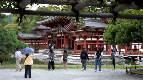 Turistas-Que-Ven-El-Phoenix-Hall-En-Byodo-in