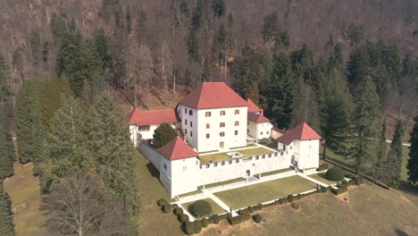 Vista-Aérea-Del-Castillo-Volador-Con-Drones-Strmol,-Eslovenia