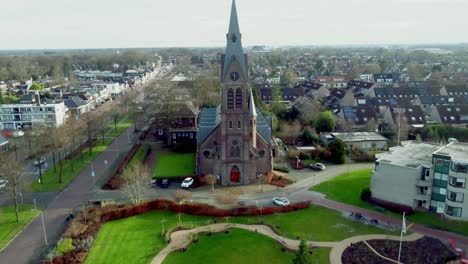 Antigua-Iglesia-Holandesa-Llamada-Iglesia-De-Sint-Willibrordus-Alejándose-Rápidamente-Con-Un-Dron