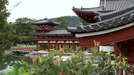 Malerischer-Blick-Auf-Die-Phoenix-Hall-Im-Byodo-in-In-Der-Umgebung-Eines-Zen-Gartens