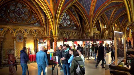 Unterkapelle-Der-Sainte-Chapelle-Kirche-In-Paris,-Haupteingang-Mit-Ticketschalter-–-Touristenattraktion-In-Frankreich